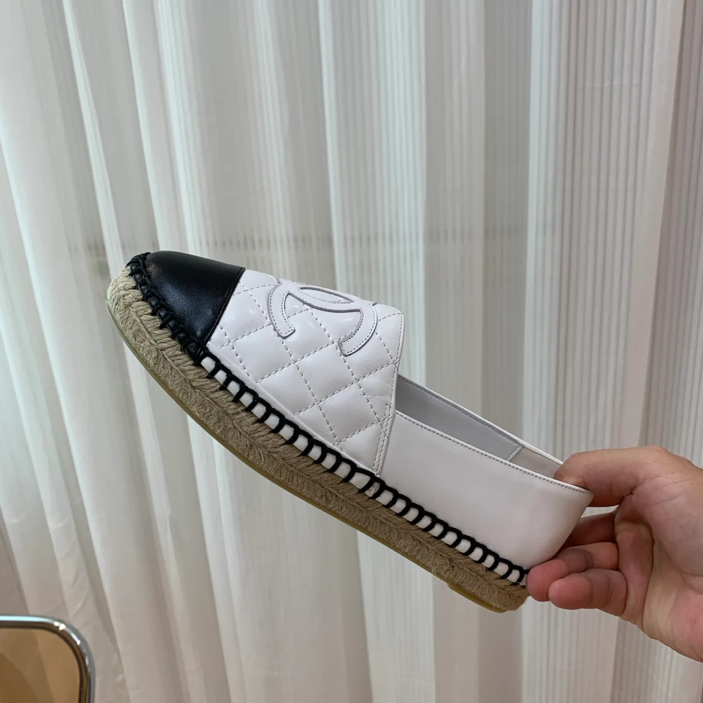 👟👟Ex-factory price 480👟👟 👑New colors are coming ✌️The new version of Chanel fisherman shoes is coming❗️Delivered in a complete set of top-notch packaging. The quality of my fisherman shoes has not been introduced much, everyone who has tried it knows it! The original customized upper, and my outsole is the original translucent outsole, the opaque outsole is the wrong version, full set of authentic packaging ❗️ size: 35-40, running price